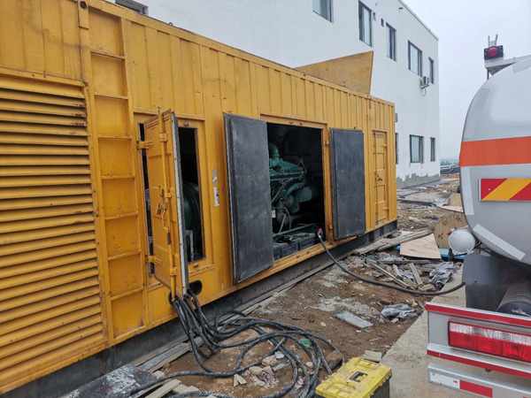 建邺如何在发电机出租合同中约定设备的维修和保养责任？