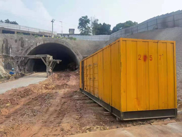建邺发电机出租自启装置的工作原理是什么？