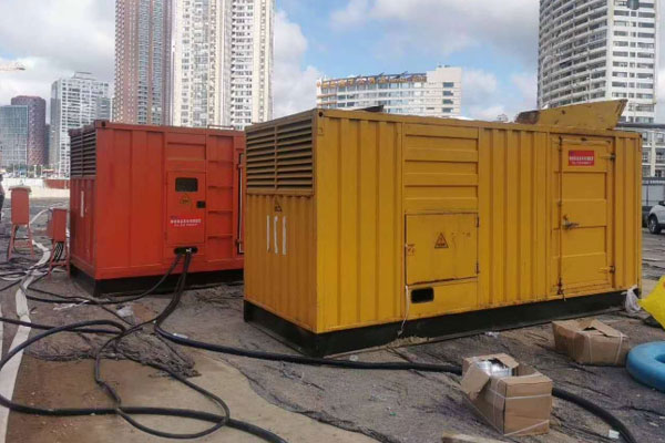 建邺压力测试时，发电机组的燃油系统需要达到多少压力？
